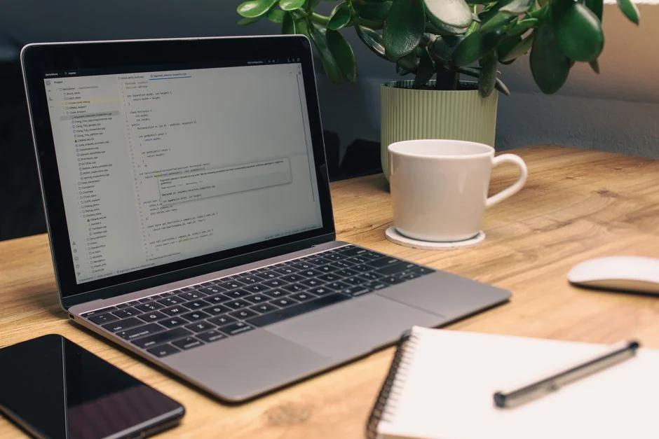 Un espace de travail élégant avec un ordinateur portable et des écrans affichant un logiciel de design.